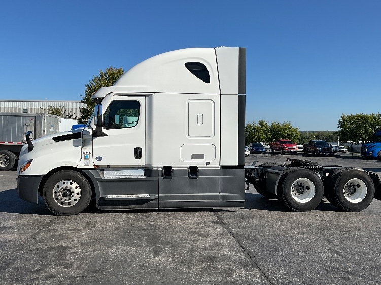 Used 2022 Freightliner Cascadia - photo 6