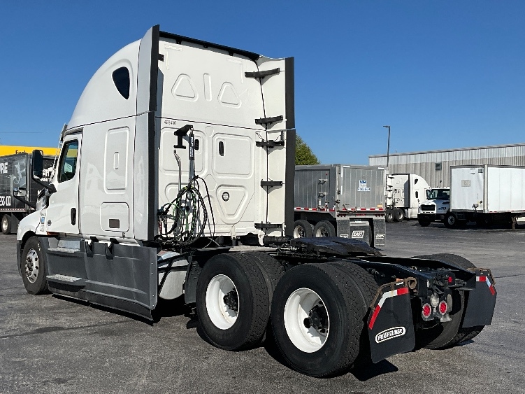 Used 2022 Freightliner Cascadia - photo 7