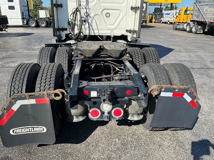 Used 2022 Freightliner Cascadia - photo 8