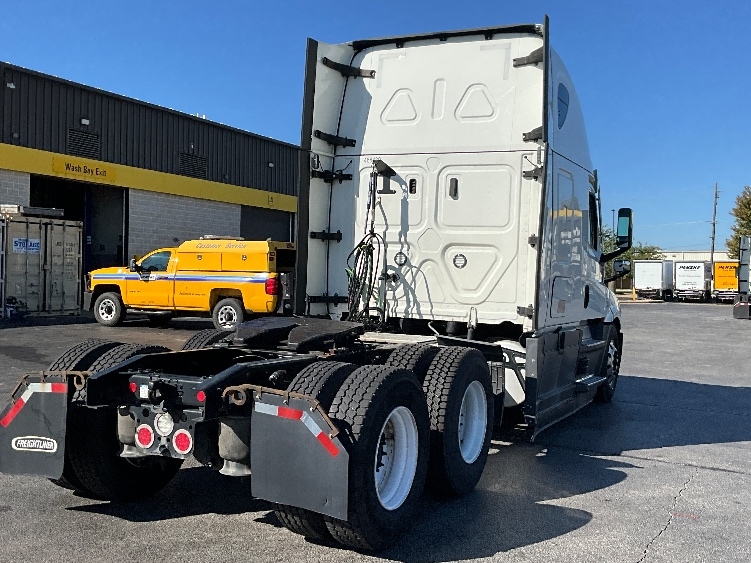 Used 2022 Freightliner Cascadia - photo 9