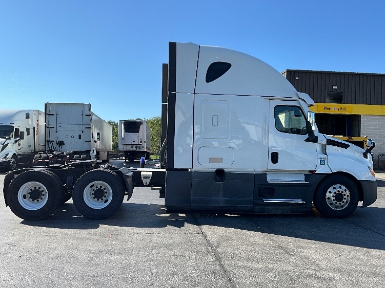 Used 2022 Freightliner Cascadia - photo 10