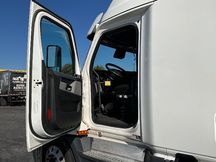 Used 2022 Freightliner Cascadia - photo 11