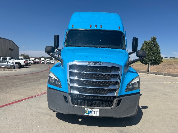 Used 2022 Freightliner Cascadia - photo 2