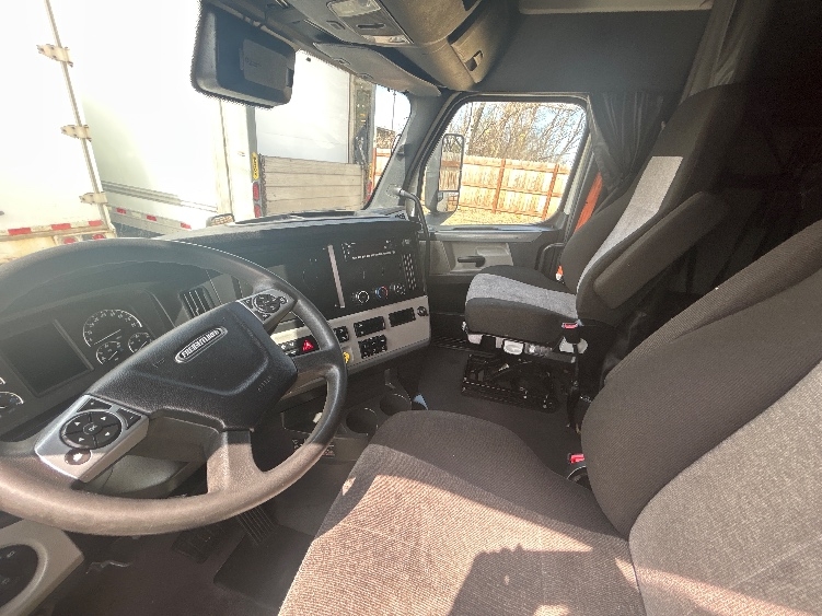 Used 2022 Freightliner Cascadia - photo 12