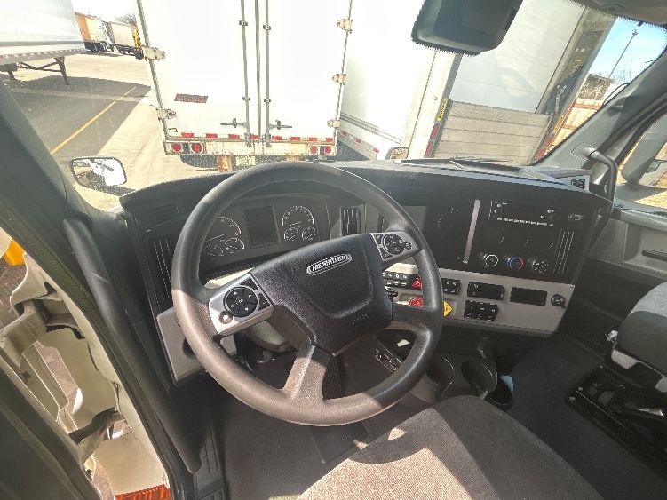 Used 2022 Freightliner Cascadia - photo 13