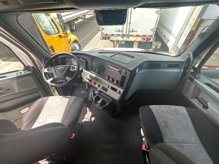 Used 2022 Freightliner Cascadia - photo 14