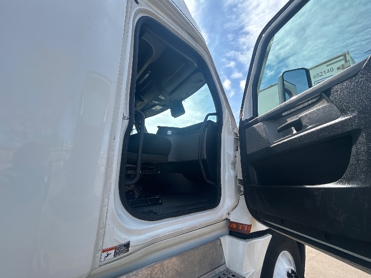 Used 2022 Freightliner Cascadia - photo 15