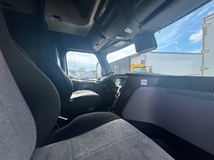 Used 2022 Freightliner Cascadia - photo 17