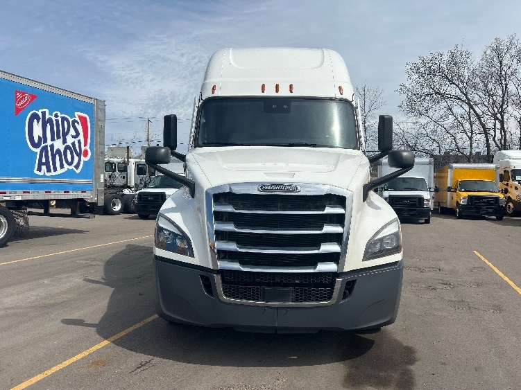 Used 2022 Freightliner Cascadia - photo 2