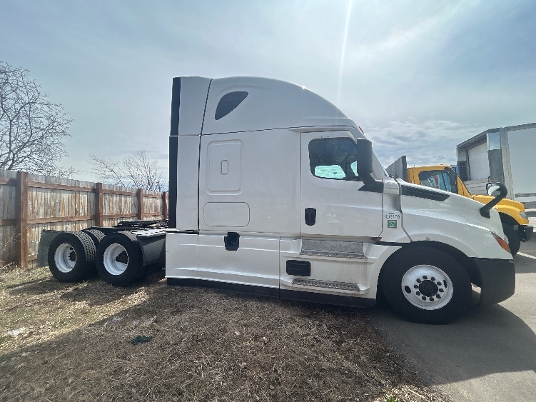 Used 2022 Freightliner Cascadia - photo 10