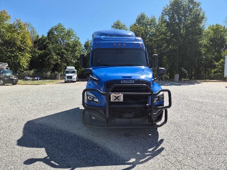 Used 2023 Freightliner Cascadia - photo 2