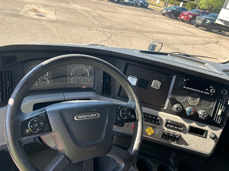 Used 2022 Freightliner Cascadia - photo 12