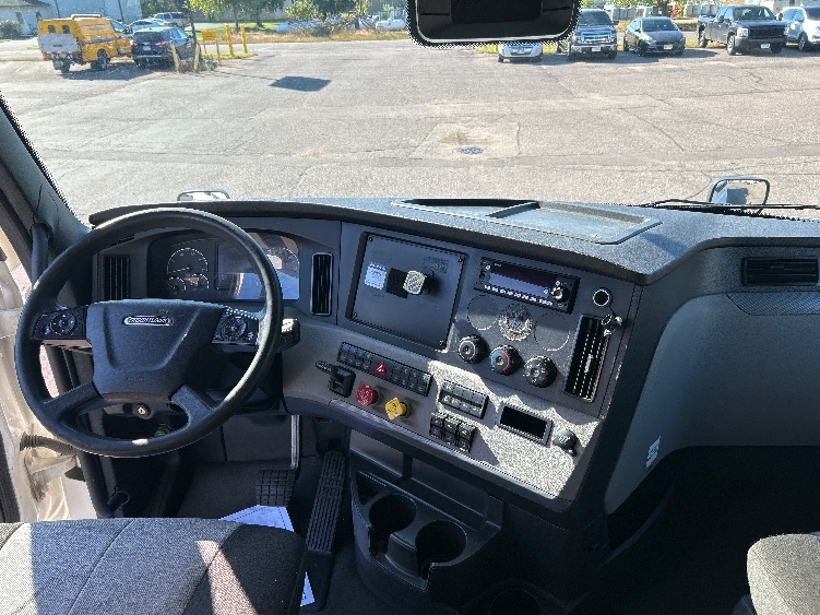 Used 2022 Freightliner Cascadia - photo 14