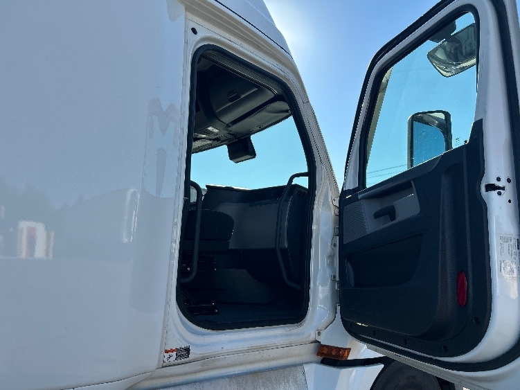 Used 2022 Freightliner Cascadia - photo 15