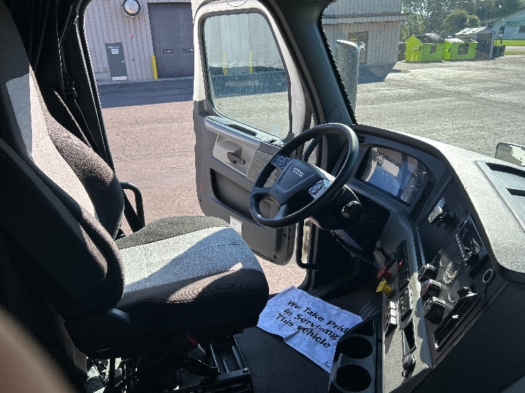 Used 2022 Freightliner Cascadia - photo 17