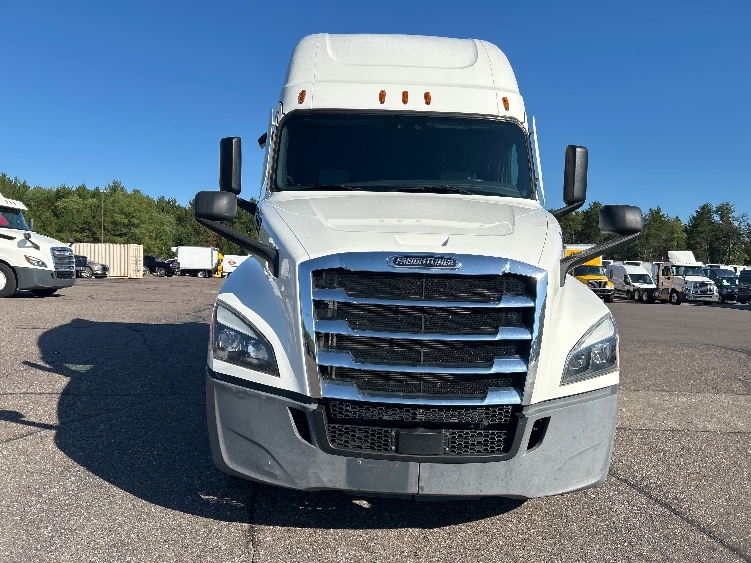 Used 2022 Freightliner Cascadia - photo 2