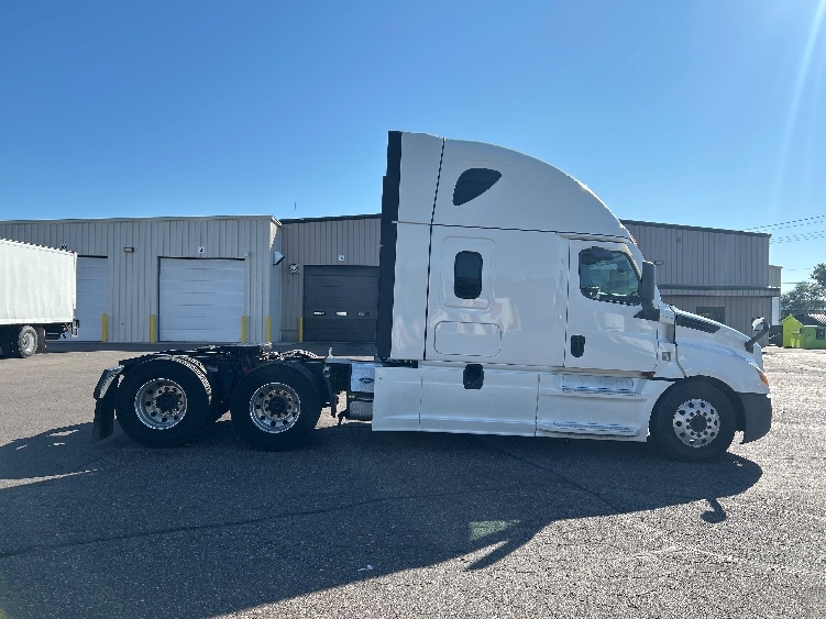 Used 2022 Freightliner Cascadia - photo 10
