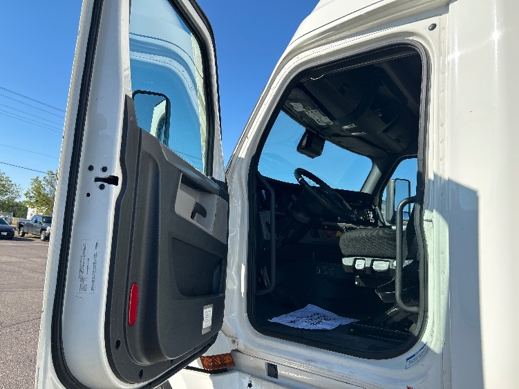 Used 2022 Freightliner Cascadia - photo 11