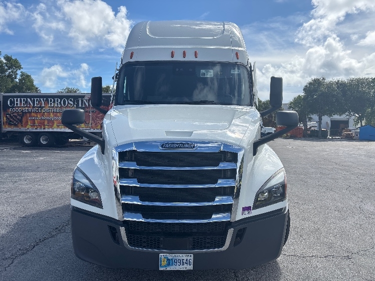 Used 2022 Freightliner Cascadia - photo 2