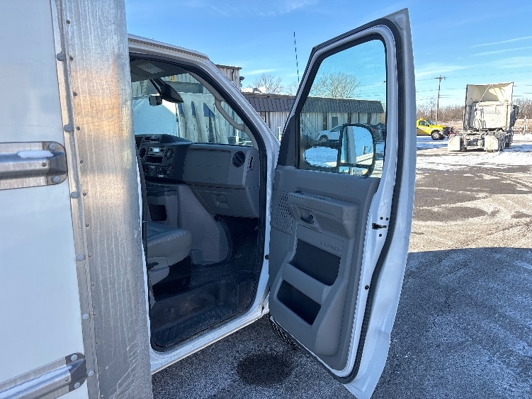 Used 2022 Ford E-350 - photo 22