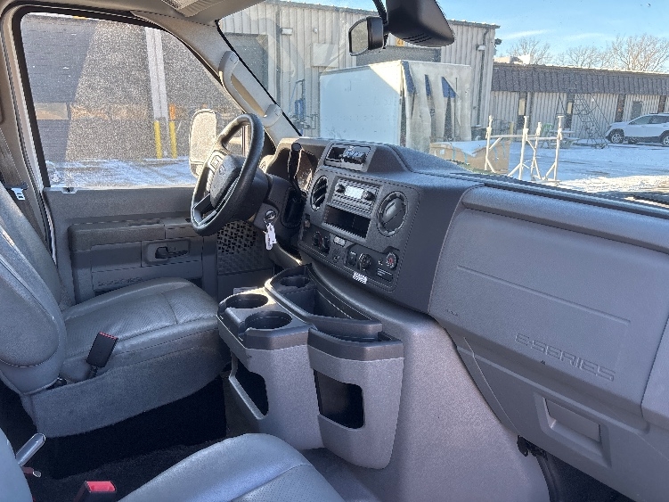 Used 2022 Ford E-350 - photo 24