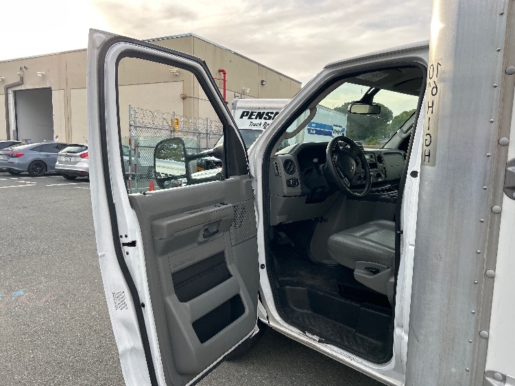 Used 2022 Ford E-350 - photo 18