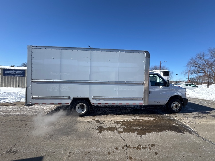 Used 2022 Ford E-350 - photo 16