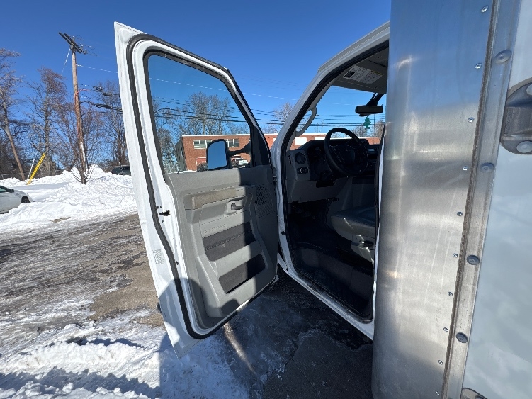 Used 2022 Ford E-350 - photo 17