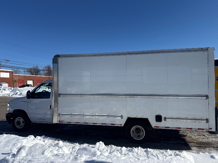 Used 2022 Ford E-350 - photo 6
