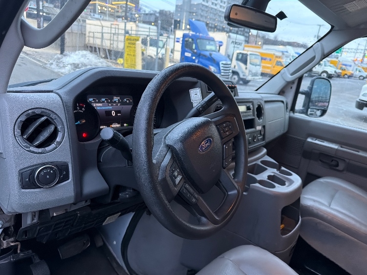 Used 2022 Ford E-350 - photo 19