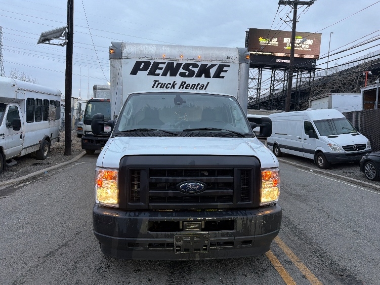 Used 2022 Ford E-350 - photo 2