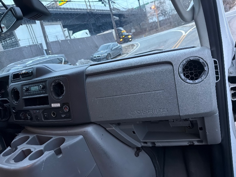 Used 2022 Ford E-350 - photo 23