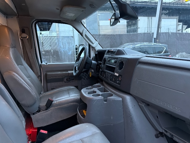 Used 2022 Ford E-350 - photo 24