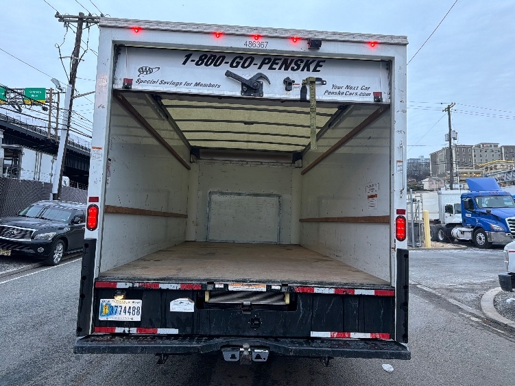 Used 2022 Ford E-350 - photo 10