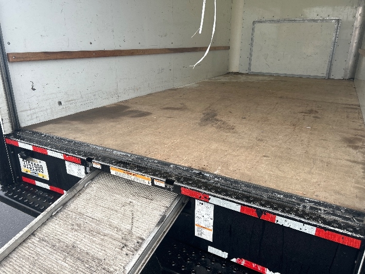 Used 2022 Ford E-350 - photo 12