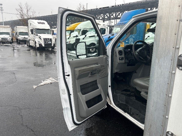 Used 2022 Ford E-350 - photo 18