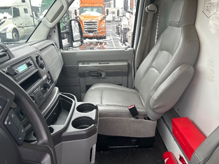 Used 2022 Ford E-350 - photo 21