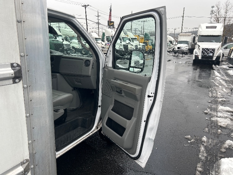 Used 2022 Ford E-350 - photo 22