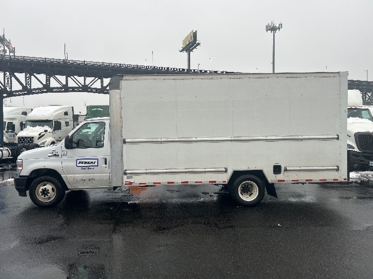 Used 2022 Ford E-350 - photo 6