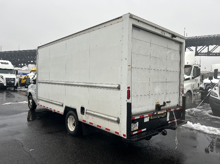 Used 2022 Ford E-350 - photo 8