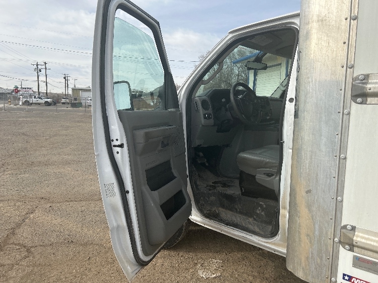 Used 2022 Ford E-350 - photo 18