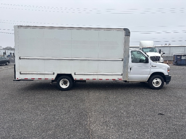 Used 2022 Ford E-350 - photo 15