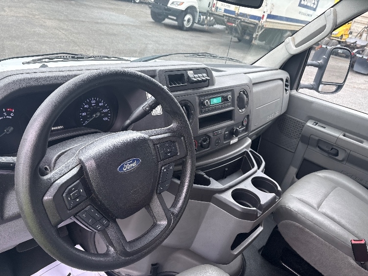 Used 2022 Ford E-350 - photo 17