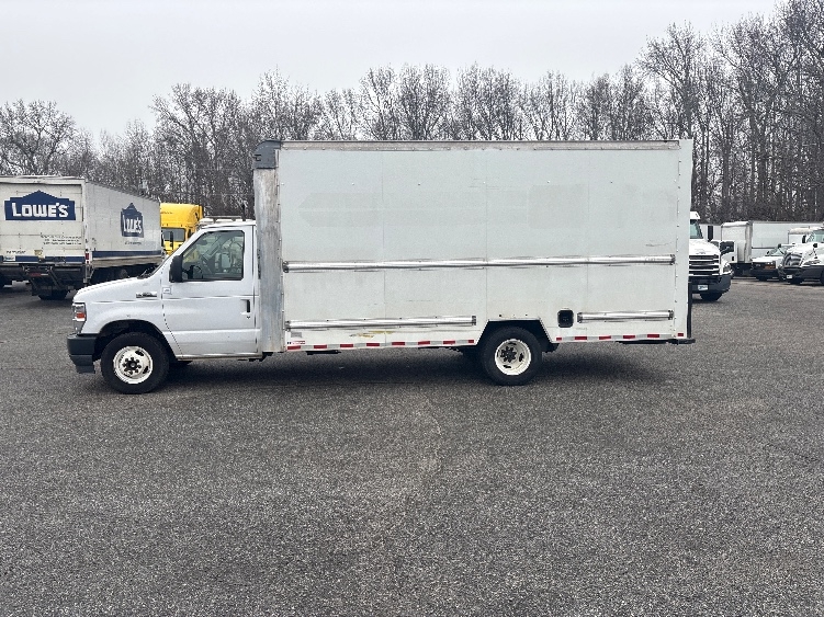 Used 2022 Ford E-350 - photo 6