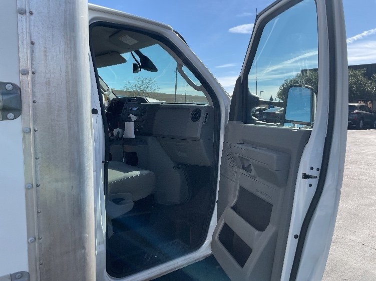 Used 2022 Ford E-350 - photo 17