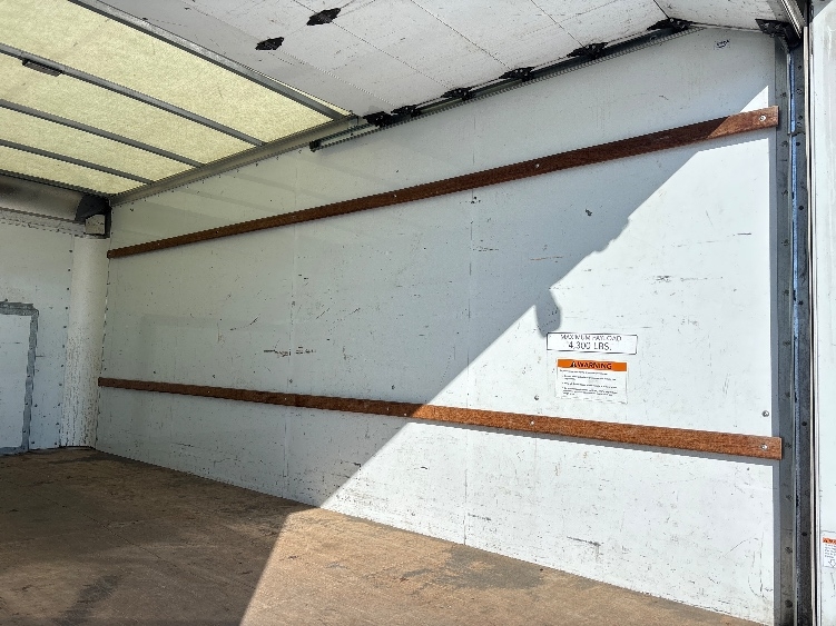 Used 2022 Ford E-350 - photo 13