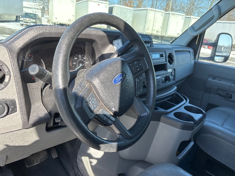 Used 2022 Ford E-350 - photo 18