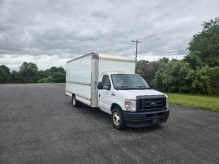 Used 2022 Ford E-350 - photo 1