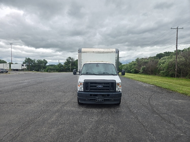 Used 2022 Ford E-350 - photo 2