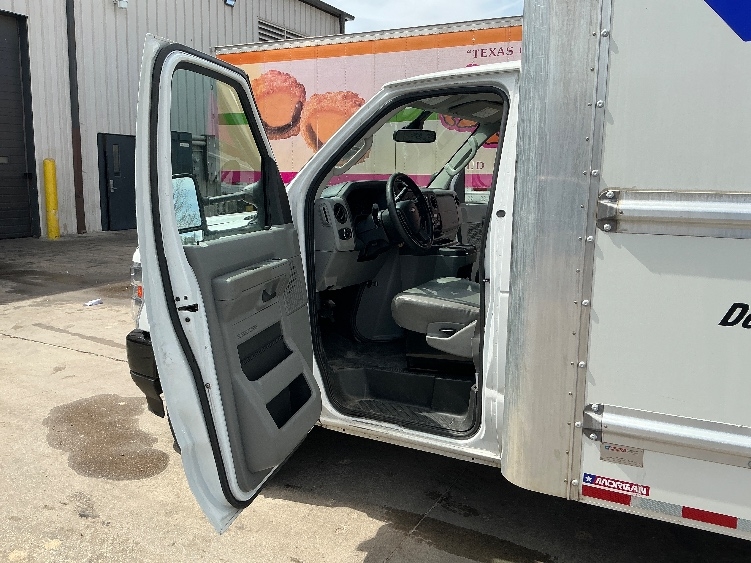 Used 2022 Ford E-350 - photo 18